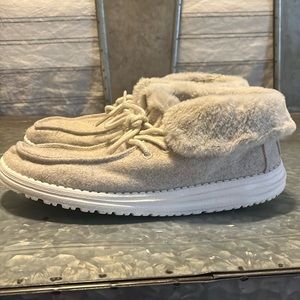 Excelent condition Sherpa lined Hey Dudes